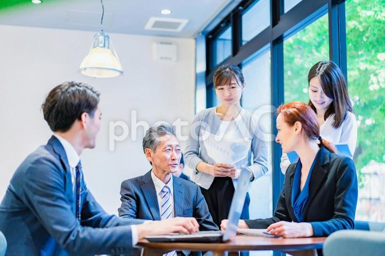 オフィスで打ち合わせをするスタッフ グループ,作業,交渉の写真素材