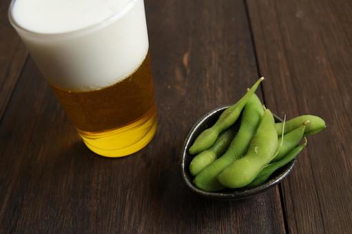 ビールと枝豆の組み合わせ ビールと枝豆の組み合わせの写真
