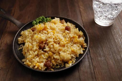 鉄鍋で作ったチャーハン 鉄鍋で作ったチャーハンの写真