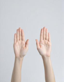 両手をあげている人 両手をあげている人の写真