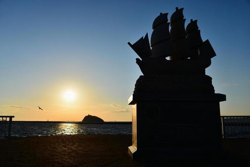 夕陽と大黒島 夕陽と大黒島の写真