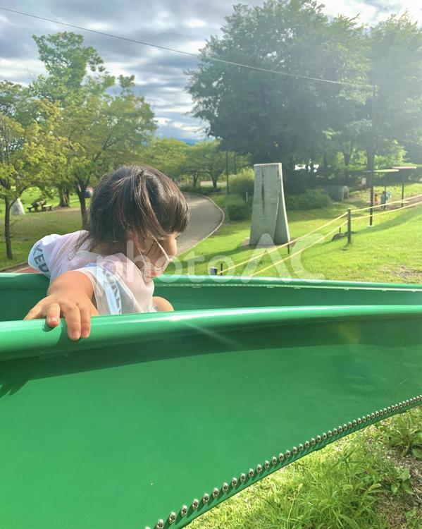 グリーンのすべり台を滑り降りる女の子 すべり台,アスレチック,滑るの写真素材