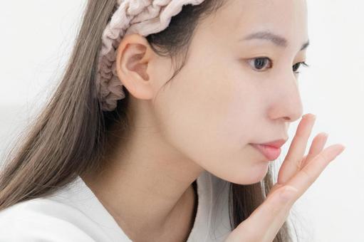 化粧をする女性の横顔 女性,ファンデーション,化粧下地の写真素材