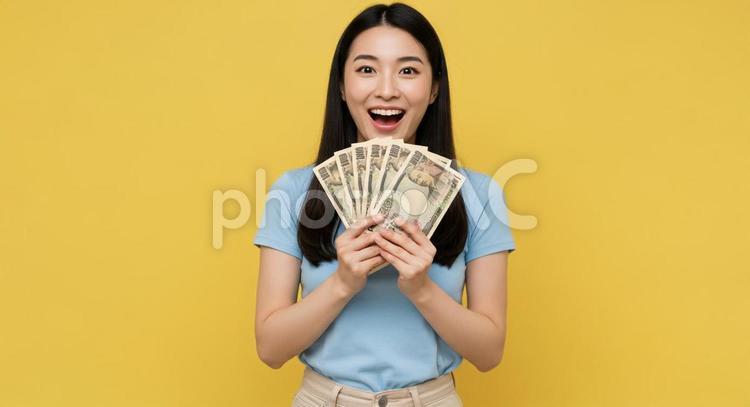 お札を手にして喜ぶ女性 お金,お札,大金の写真素材