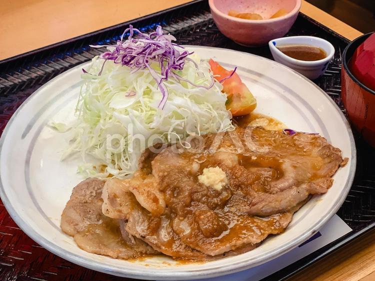 生姜焼き定食 豚肉の生姜焼き,生姜焼き定食,ごはんの写真素材