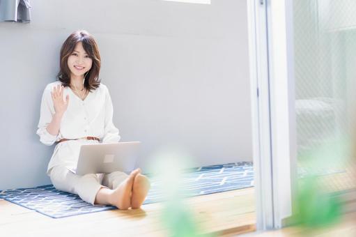 ビデオチャットをする若い女性 ビデオチャットをする若い女性 パソコン,ネット,配信者の写真素材