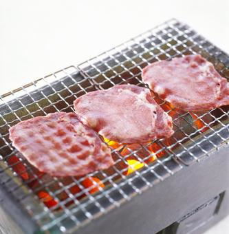 黒毛和牛 牛タン炭火焼 黒毛和牛 牛タン炭火焼 牛たん,炭火焼き,3枚の写真素材