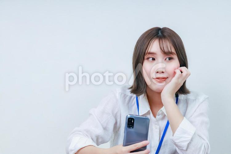 頬杖をついて微笑む若い女性 女性,女の子,若いの写真素材