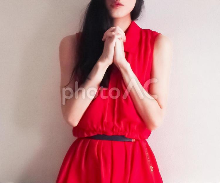 両手を組む女性 女性,願う,祈るの写真素材