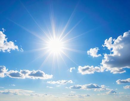青空に広がる白い雲と爽やかな晴天と空模様 青空に広がる白い雲と爽やかな晴天と空模様の写真