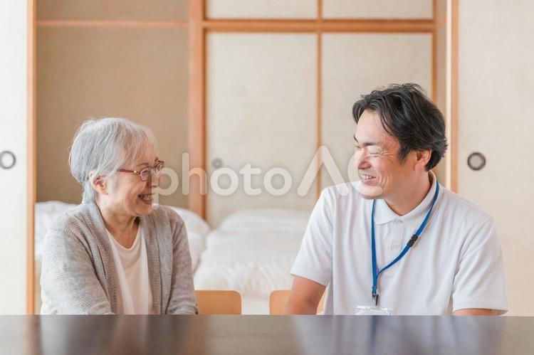 在宅介護を受ける高齢者女性（笑顔） 高齢者,介護,在宅介護の写真素材