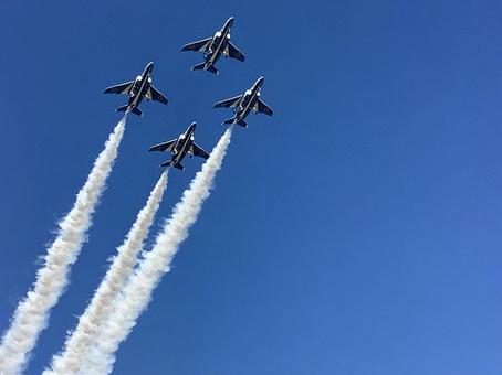 ブルーインパルス ブルーインパルス アクロバット飛行,飛行機雲,ブルーインパルスの写真素材