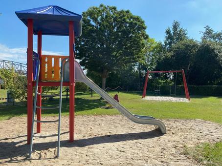 公園 滑り台とブランコ 公園 滑り台とブランコの写真