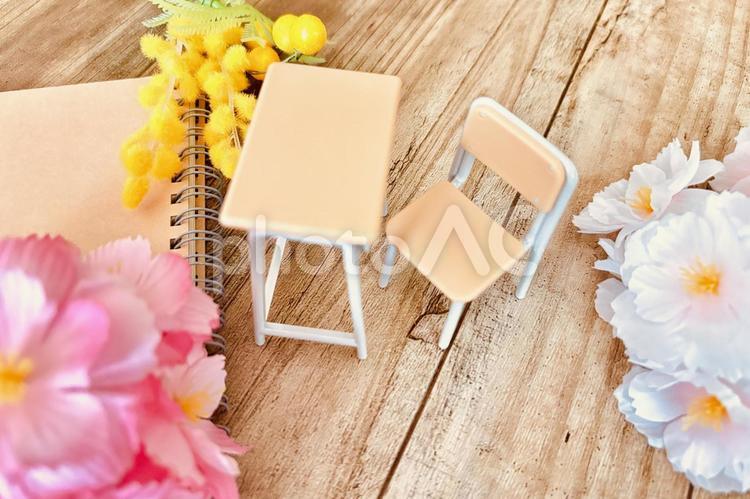 教室の机と桜 入学,新生活,桜の写真素材