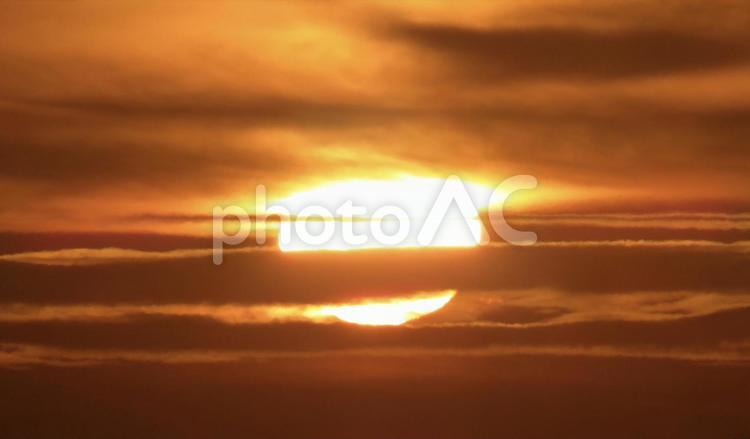 雲の切れ間の日の出 太陽,何人もありません,空の写真素材