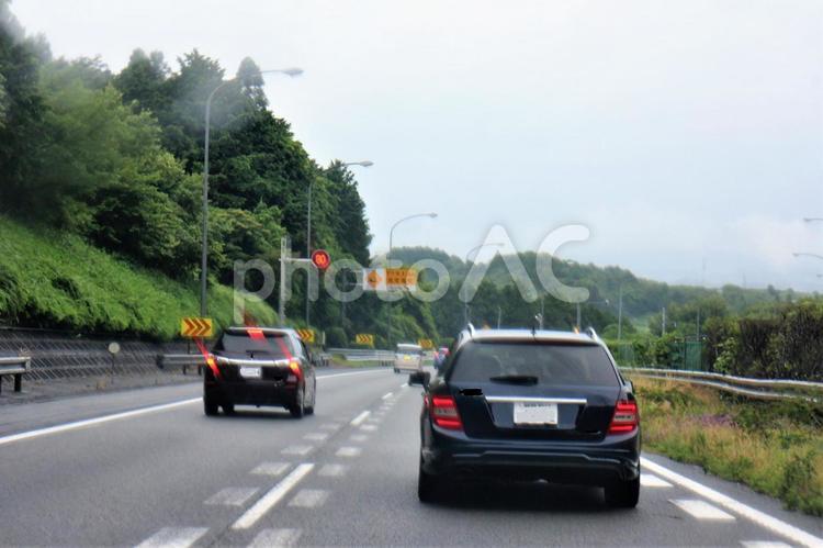 下り坂　速度注意　８０キロ制限速度 道路,車,雨の写真素材