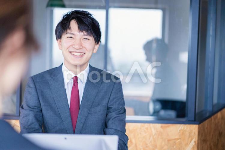 会議で発言をする若いビジネスマン アドバイス,相談,交渉の写真素材