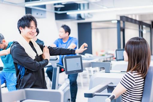 ジムでトレーナーの指導を受ける若い女性 ジムでトレーナーの指導を受ける若い女性 教える,運動指導,スタッフの写真素材