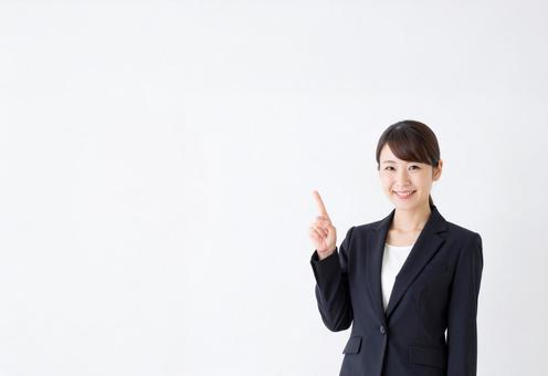 ビジネスアイデアを思いつく女性 ビジネスアイデアを思いつく女性の写真