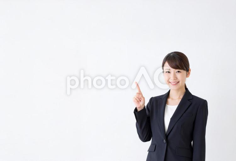 ビジネスアイデアを思いつく女性 リクルートスーツ,笑顔,ビジネスの写真素材