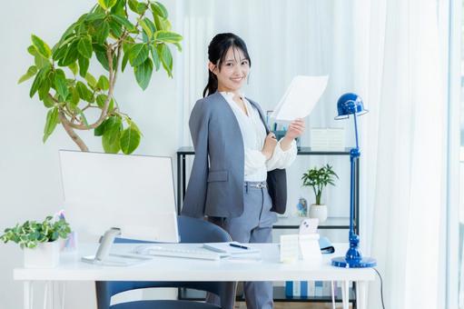 書類を持つビジネスウーマン ビジネスウーマン,笑顔,若い女性の写真素材