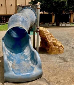 珍しい形の滑り台 珍しい形の滑り台の写真