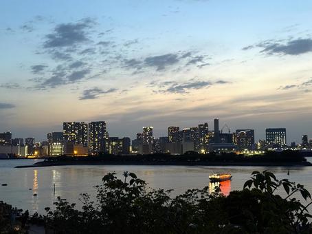 夕暮れのお台場から見た東京の景色 夕暮れのお台場から見た東京の景色 ライト,東京,お台場の写真素材