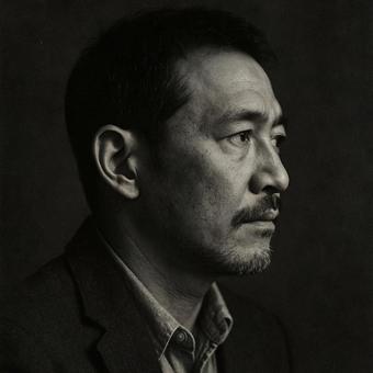 物思う日本人男性の横顔の写真