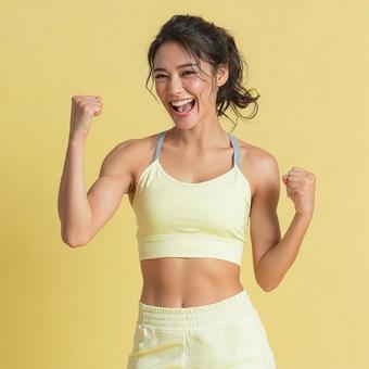 目標達成を喜ぶ健康美あふれるアジア人女性 目標達成を喜ぶ健康美あふれるアジア人女性の写真