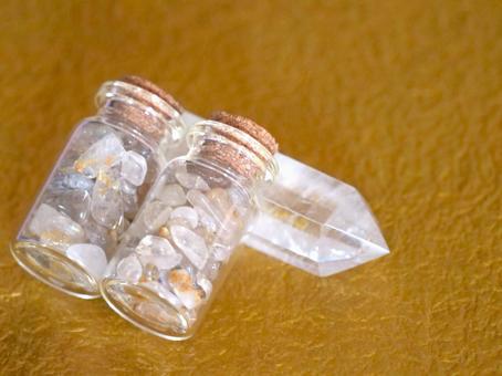 ルチルクォーツさざれ石と水晶ポイント ルチルクォーツさざれ石と水晶ポイントの写真