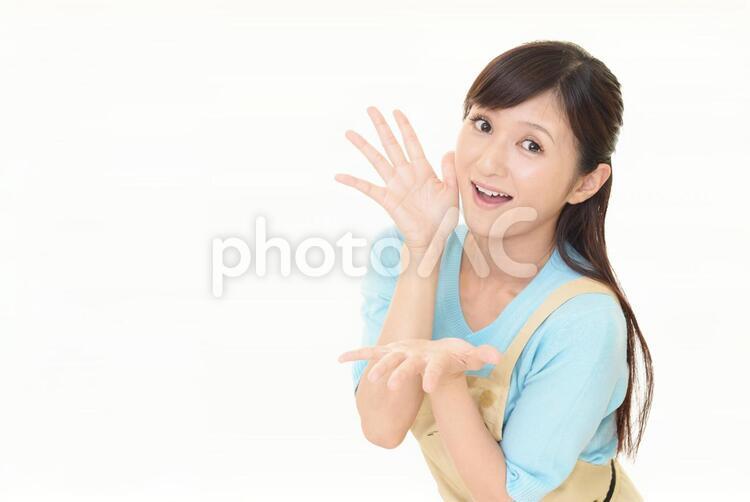 エプロンを着た笑顔の女性 女性,女,主婦の写真素材