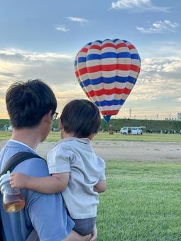 気球と親子 親子,父親,子供の写真素材