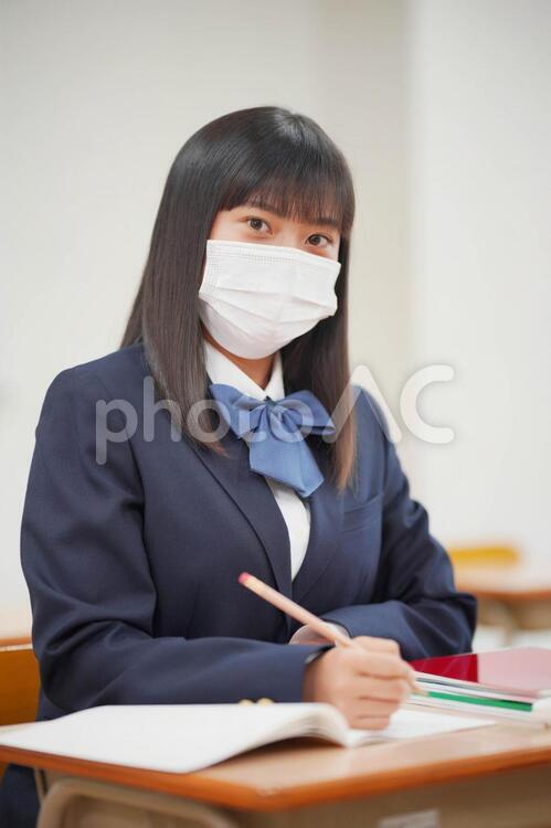 マスクをして授業を受ける女子高生 女子高生,マスク,授業の写真素材