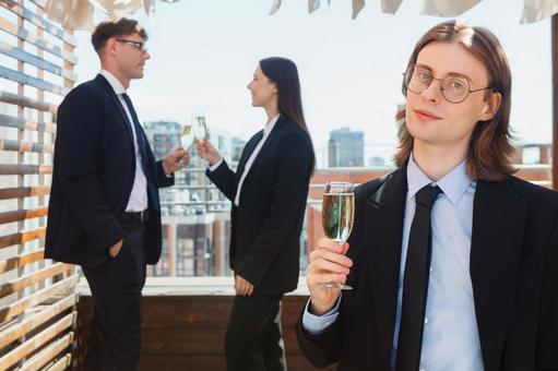 微笑みシャンパングラスを持つ長髪の男性 男性,外国人,シャンパングラスの写真素材