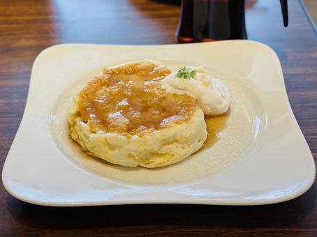 四角いお皿のパンケーキ 四角いお皿のパンケーキの写真