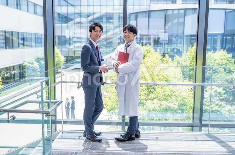 病院で打合せをする医師とビジネスマン 医師,ビジネスマン,打ち合わせの写真素材