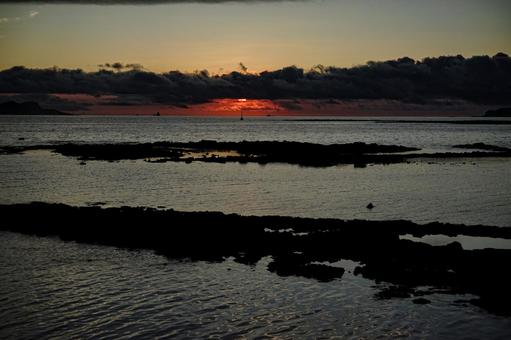 <五島の風景>朝の海岸を昇る朝日と灯台 <五島の風景>朝の海岸を昇る朝日と灯台の写真
