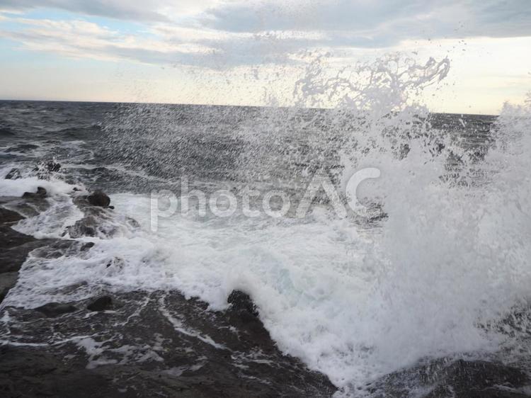 荒波の水しぶき 波,荒波,海の写真素材