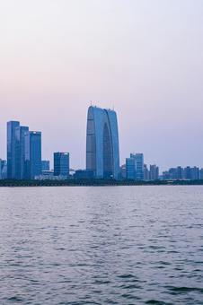 蘇州・金鶏湖（李公堤）から東方之門の眺め 蘇州,金鶏湖,李公堤の写真素材