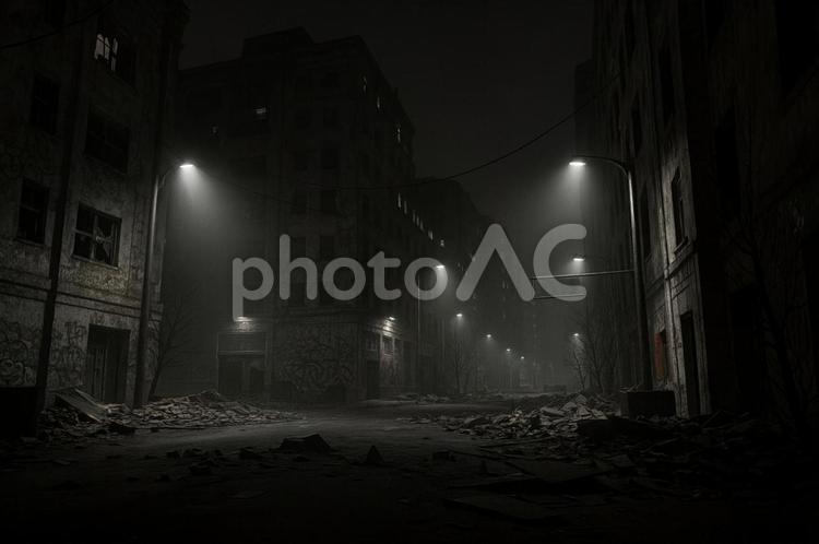 灯りに照らされた廃墟の夜道 廃墟,夜景,崩壊の写真素材