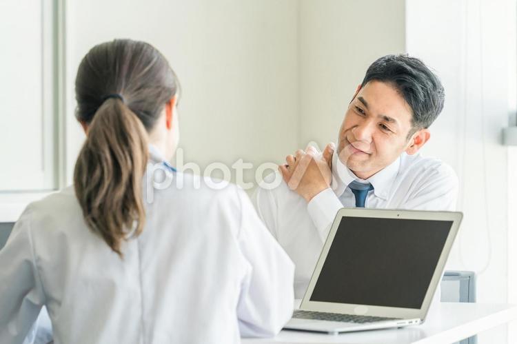 肩の痛みを医師に相談する男性（肩こり） 肩こり,医療,肩の写真素材