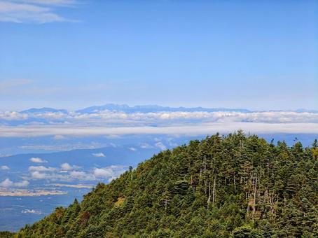 遠くに臨む北アルプスの山並み 遠くに臨む北アルプスの山並み 北アルプス,山並み,稜線の写真素材