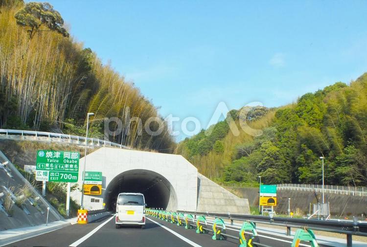 出来立ての新・潮トンネルへ 工事,道路工事,トンネルの写真素材