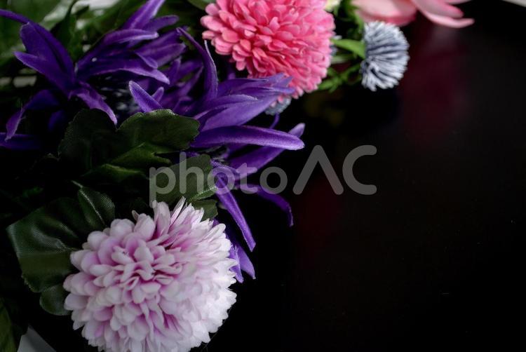 スペースのある黒い背景に鮮やかな造花 造花,人工,花の写真素材