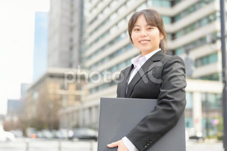 パソコンを持って微笑む女性 日本人,女性,20代の写真素材