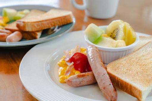 トーストと卵の洋朝食 トーストと卵の洋朝食の写真