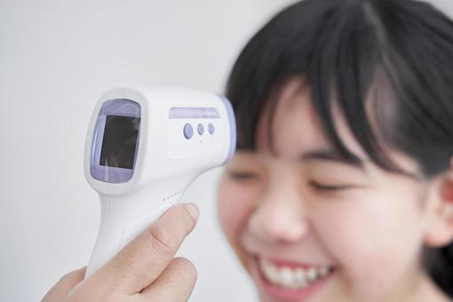 A junior high school girl who measures body temperature with a non-contact thermometer, थर्मामीटर, गैर संपर्क प्रकार, उपाय, JPG