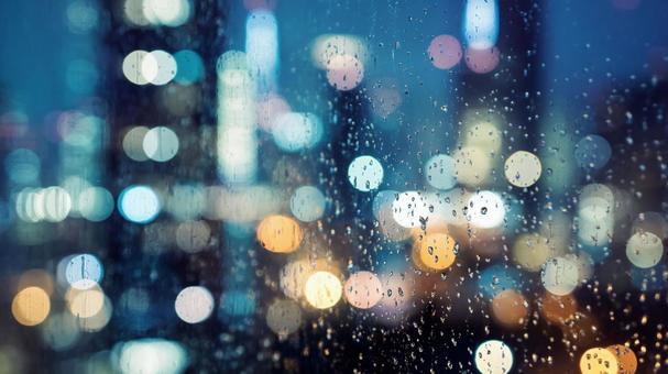 雨の窓と夜の街明かり 雨の窓と夜の街明かりの写真