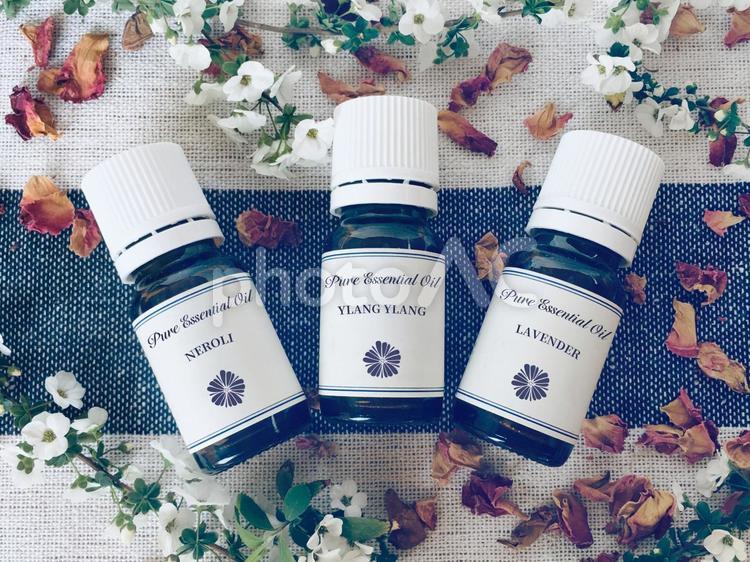 エッセンシャルオイルの瓶と散りばめた花 エッセンシャルオイル,精油,アロマオイルの写真素材