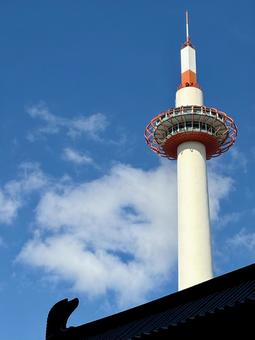 羅城門の屋根と京都タワーの写真
